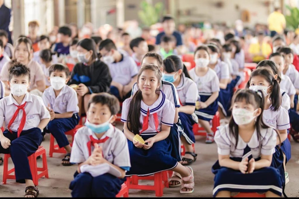 Lễ phát quà cho 100 em học sinh có hoàn cảnh khó khăn trường tiểu học Tân Phú