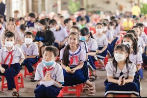 Lễ phát quà cho 100 em học sinh có hoàn cảnh khó khăn trường tiểu học Tân Phú