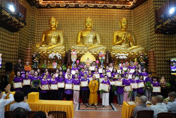 Thượng tọa Thích Nhật Từ tri ân nhóm HTV