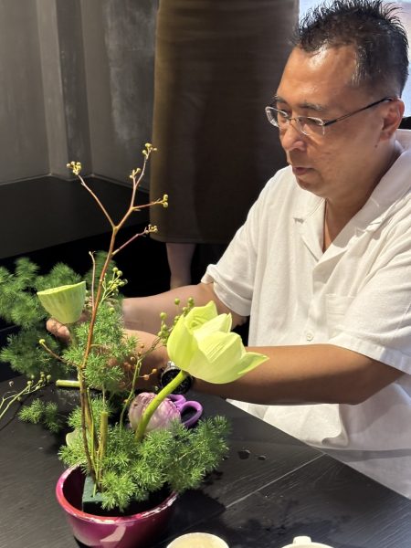 Nghệ Thuật Cắm Hoa Sen Bàn Trà Tinh Tế