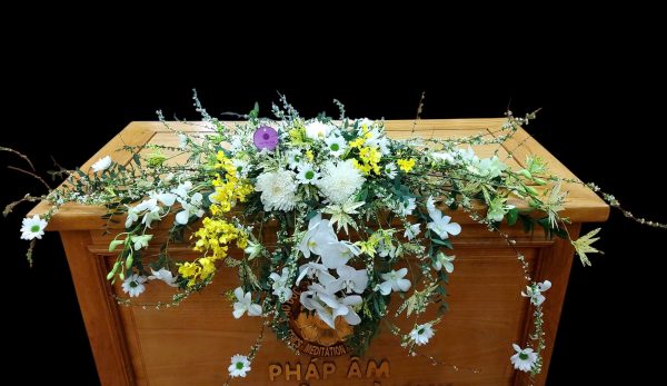 Cách Cắm Hoa Cúc Vàng Dáng Oval Trang Trí Bàn Giảng Sư