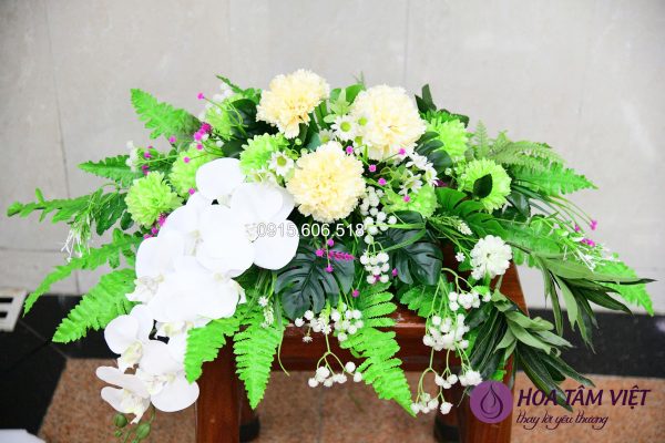 Học viên lớp cắm hoa chùa Giác Ngộ thực hành cắm hoa cúng Phật