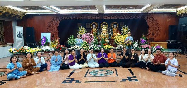 Học viên lớp cắm hoa chùa Giác Ngộ thực hành cắm hoa cúng Phật