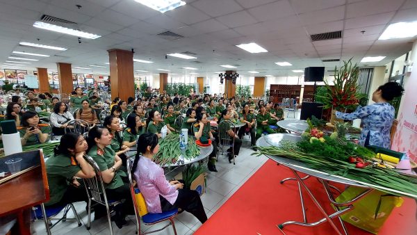 Cô Mai Phan Lan Tỏa Nghệ Thuật Cắm Hoa Và Bày Mâm Ngũ Quả