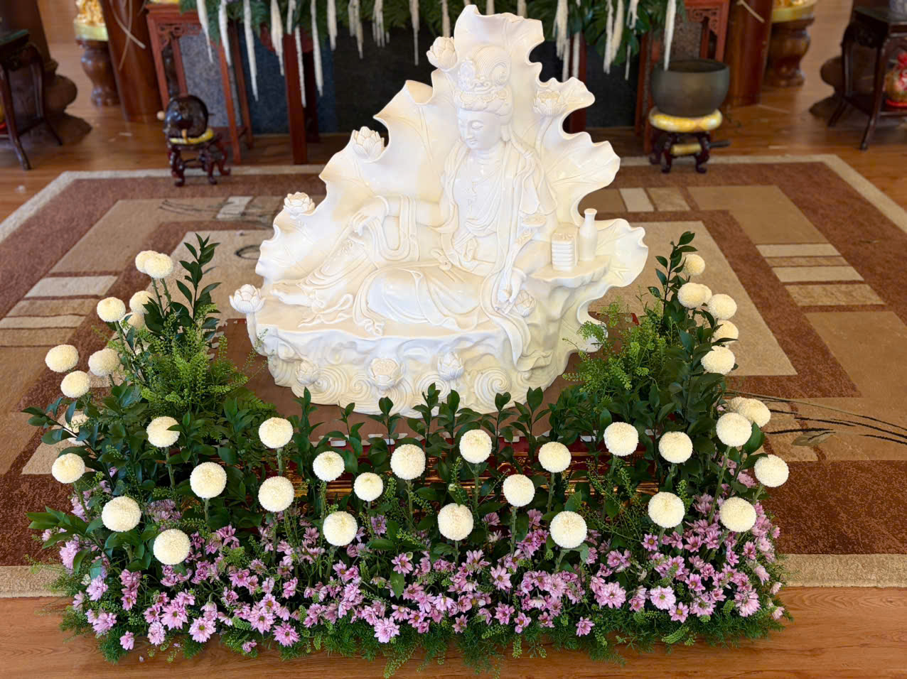 Nghệ Thuật Cắm Hoa Cúng Dường Lễ Trai Tăng Tại Chùa Vạn Thiện