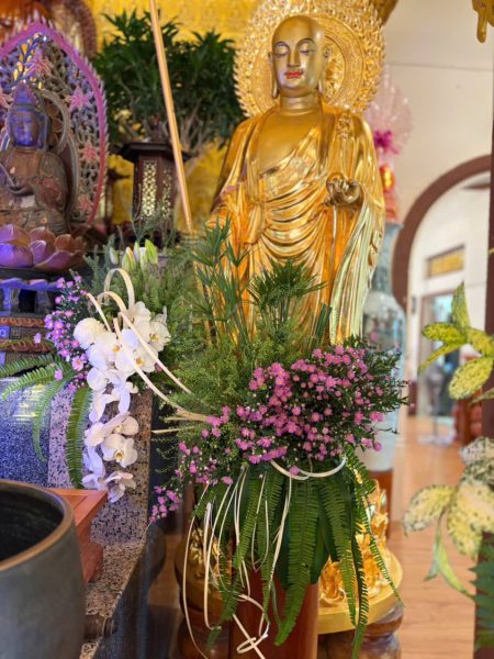 Nghệ Thuật Cắm Hoa Cúng Dường Lễ Trai Tăng Tại Chùa Vạn Thiện