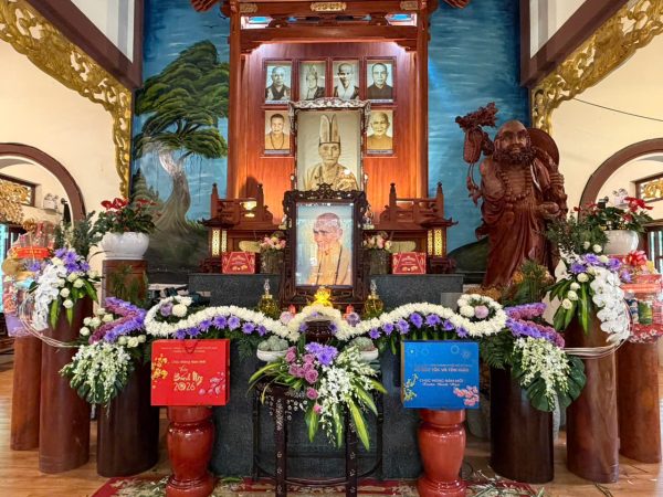 Nghệ Thuật Cắm Hoa Cúng Dường Lễ Trai Tăng Tại Chùa Vạn Thiện