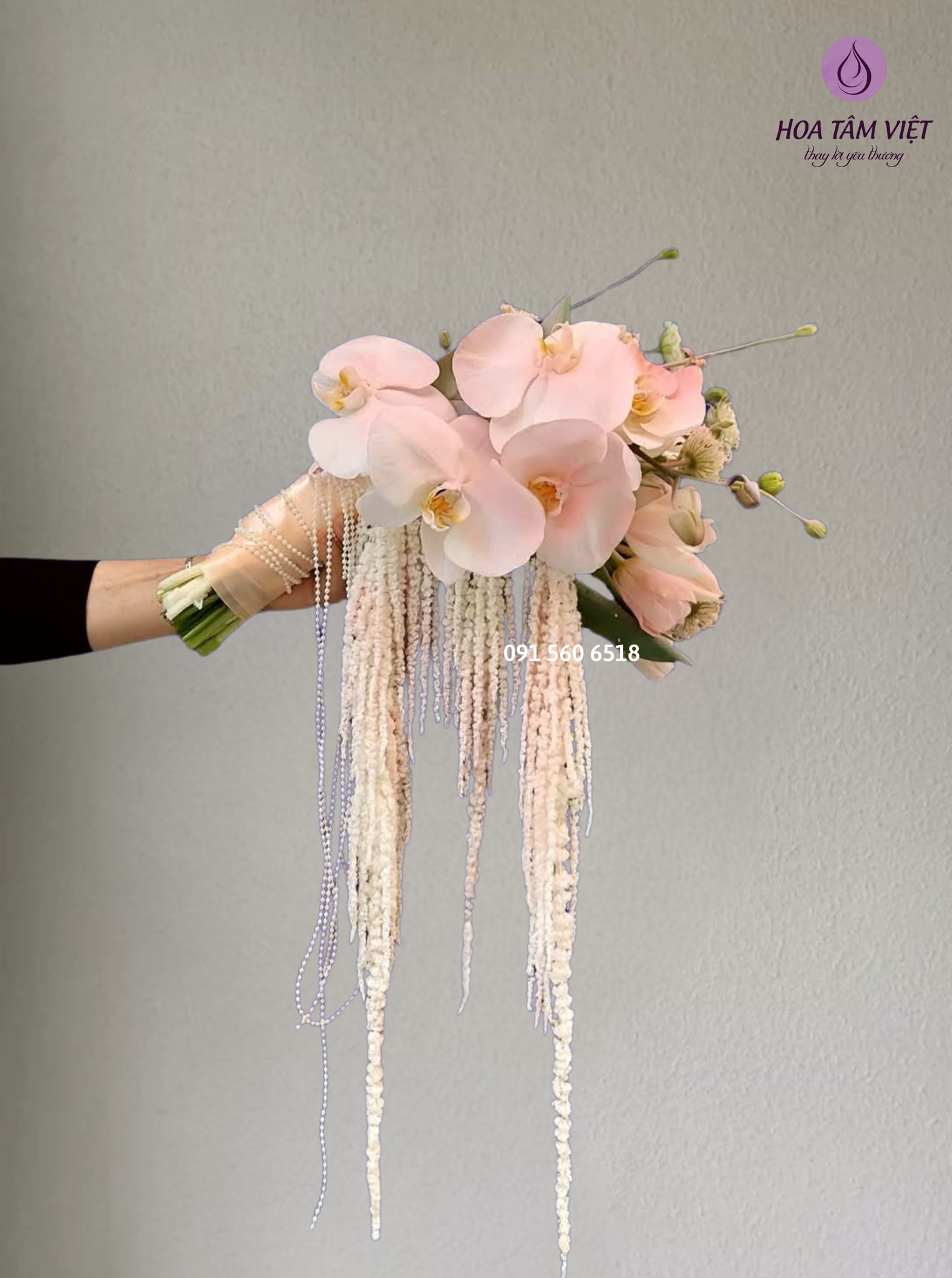 Bó hoa cầm tay cô dâu thường