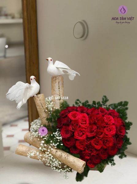 Điểm nhấn từ bó hoa cầm tay đến từng bình hoa trên bàn tiệc