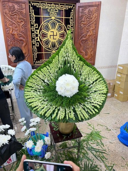 Hướng Dẫn Cắm Hoa Huệ Trắng Tạo Hình Chiếc Lá