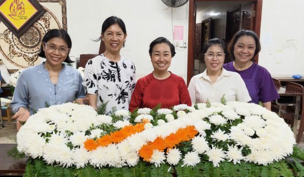 cắm hoa cúng Phật, Chùa Giác Ngộ, cô Mai Phan