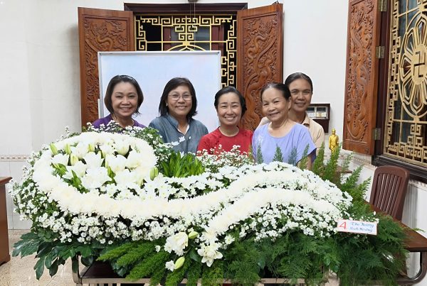 cắm hoa cúng Phật, Chùa Giác Ngộ, cô Mai Phan