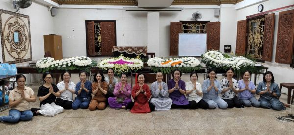 cắm hoa cúng Phật, Chùa Giác Ngộ, cô Mai Phan