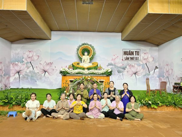 Cắm Hoa Tại Khóa Huấn Tu Lần 132